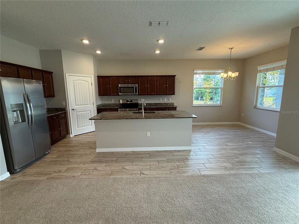 出租: $2,200 (4 贝兹, 3 浴室, 2415 平方英尺)