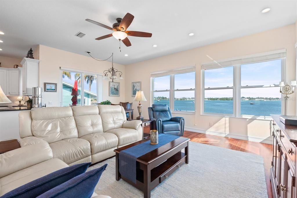 待售: $3,299,000 (3 贝兹, 2 浴室, 2237 平方英尺)