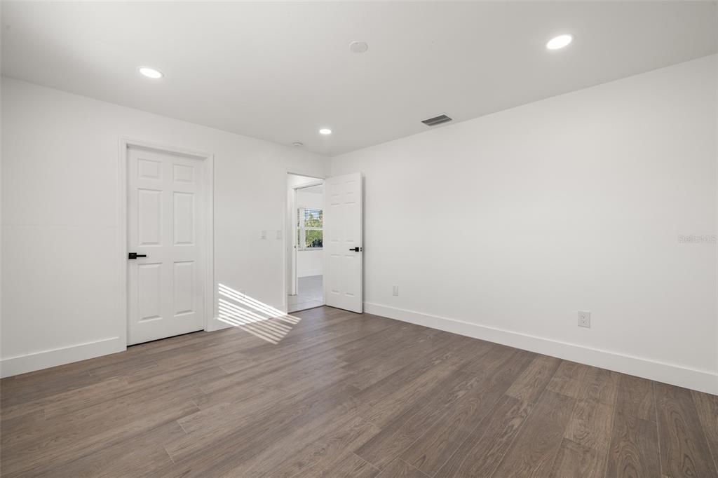 For Sale: $302,999 (4 beds, 2 baths, 1248 Square Feet)