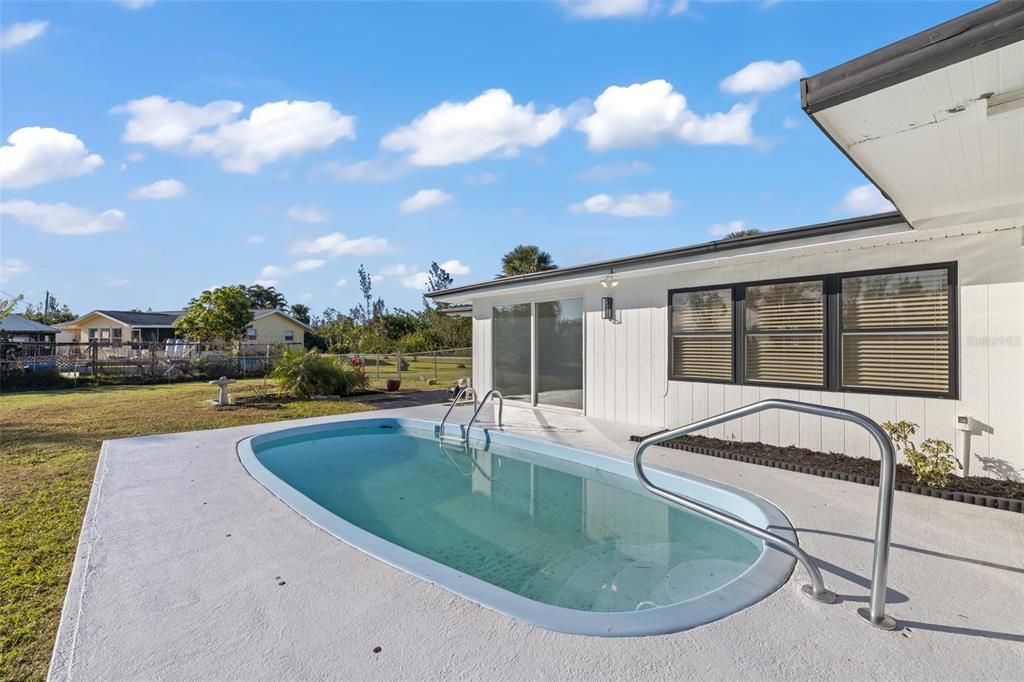 For Sale: $302,999 (4 beds, 2 baths, 1248 Square Feet)