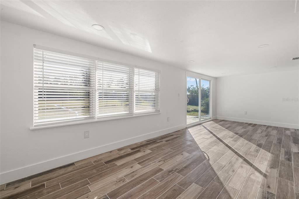 For Sale: $302,999 (4 beds, 2 baths, 1248 Square Feet)