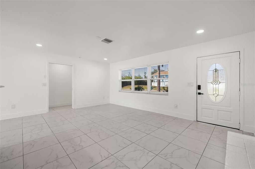 For Sale: $302,999 (4 beds, 2 baths, 1248 Square Feet)