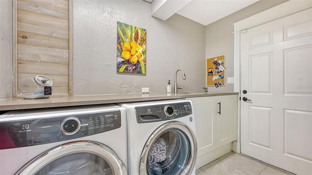 En Venta: $1,999,500 (3 camas, 2 baños, 2216 Pies cuadrados)