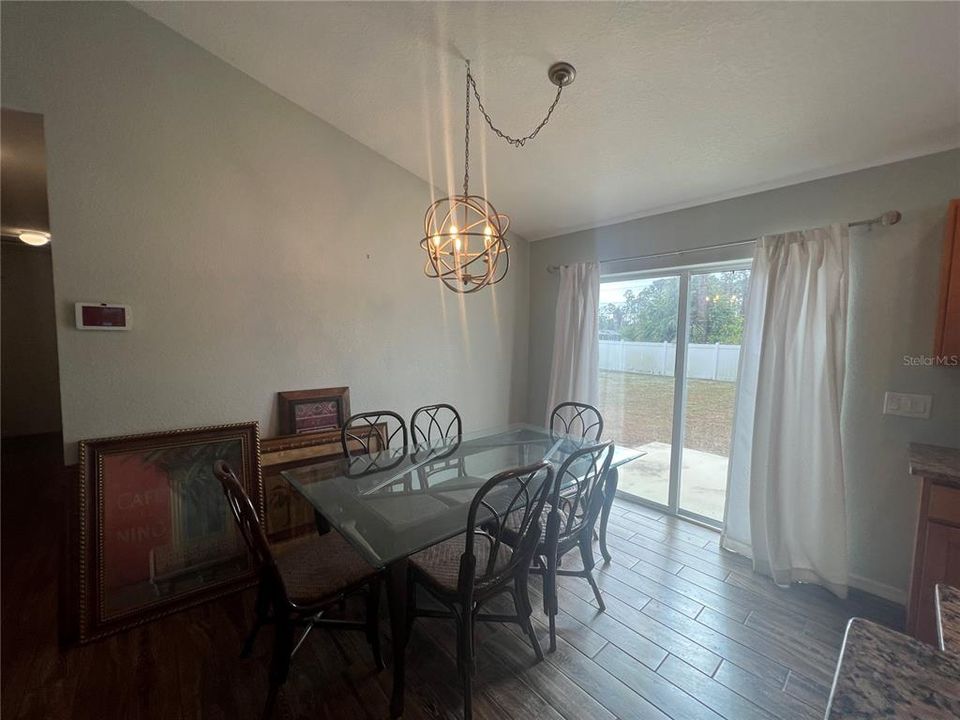 Под контрактом: $1,650 (3 спален, 2 ванн, 1170 Квадратных фут)