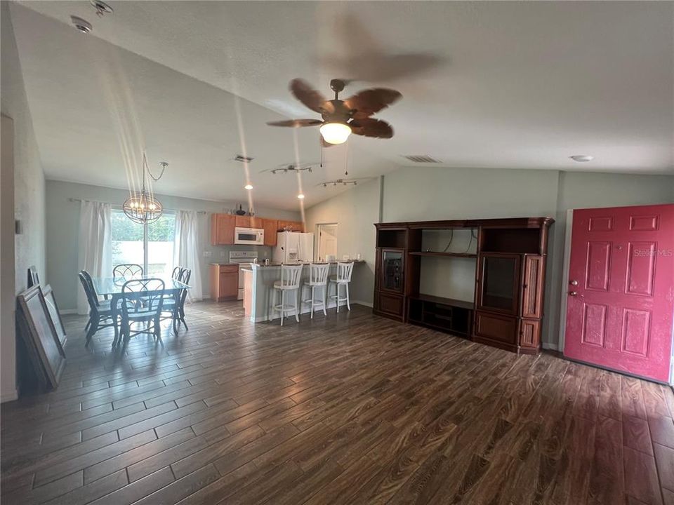 Под контрактом: $1,650 (3 спален, 2 ванн, 1170 Квадратных фут)