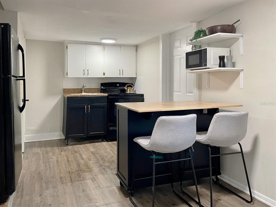 For Rent: $1,450 (1 beds, 1 baths, 350 Square Feet)