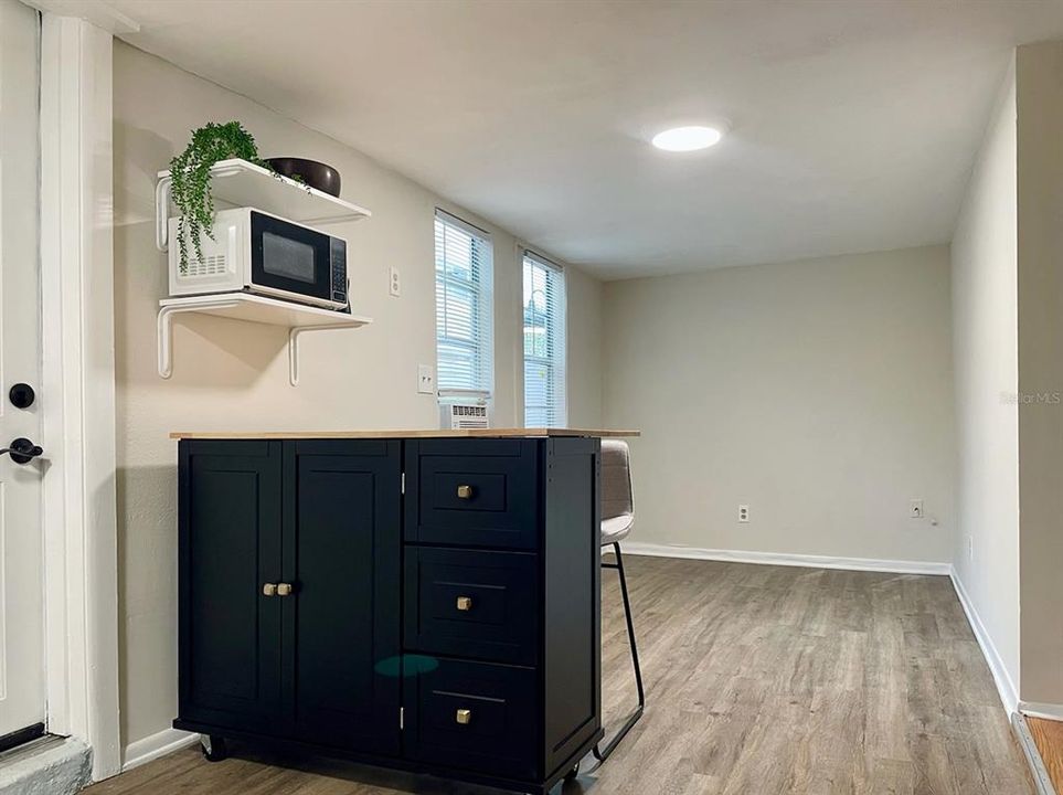 For Rent: $1,450 (1 beds, 1 baths, 350 Square Feet)