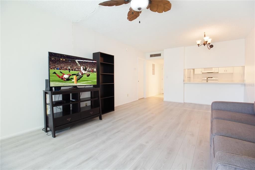 For Sale: $155,000 (1 beds, 1 baths, 660 Square Feet)