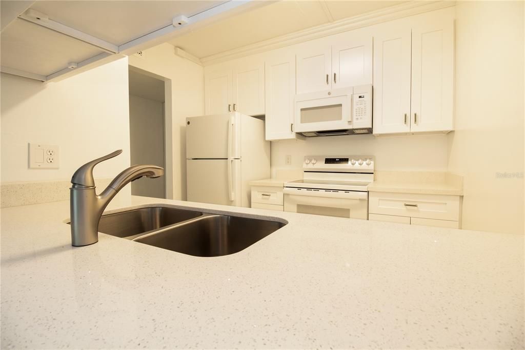 For Sale: $155,000 (1 beds, 1 baths, 660 Square Feet)