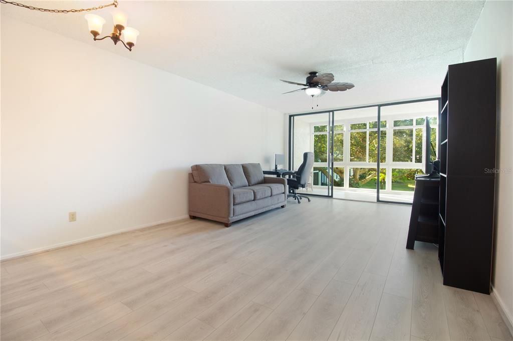 For Sale: $155,000 (1 beds, 1 baths, 660 Square Feet)