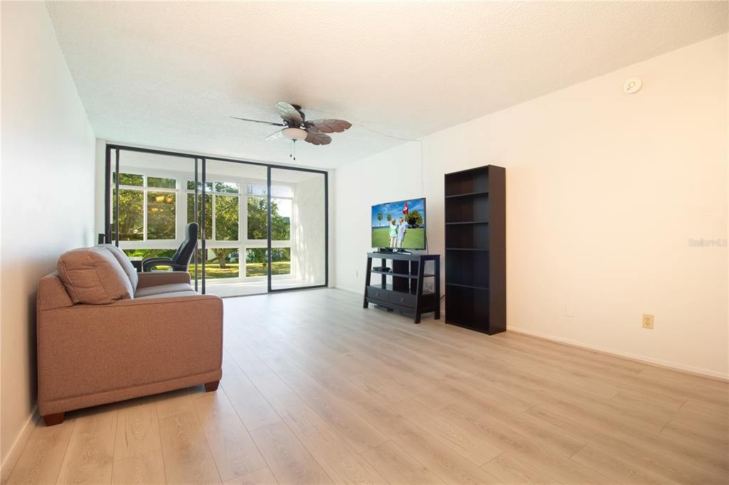 For Sale: $155,000 (1 beds, 1 baths, 660 Square Feet)