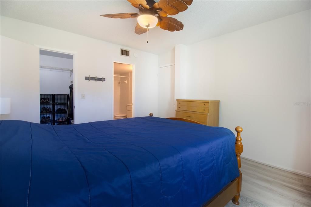 For Sale: $155,000 (1 beds, 1 baths, 660 Square Feet)
