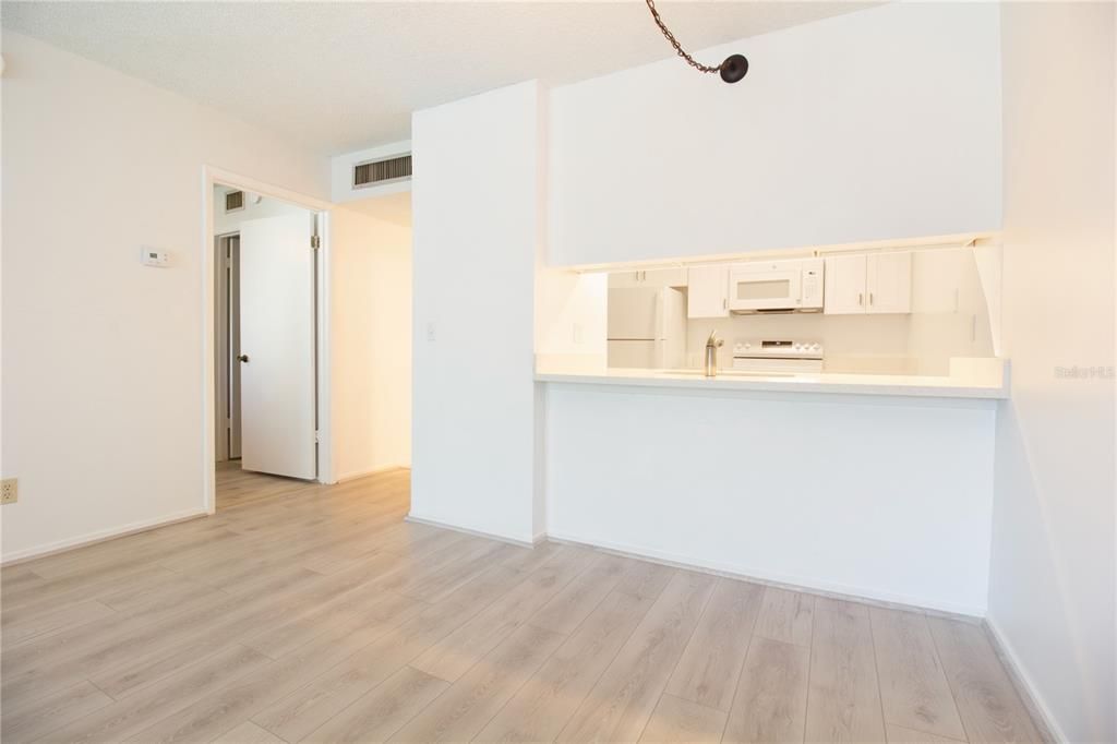 For Sale: $155,000 (1 beds, 1 baths, 660 Square Feet)