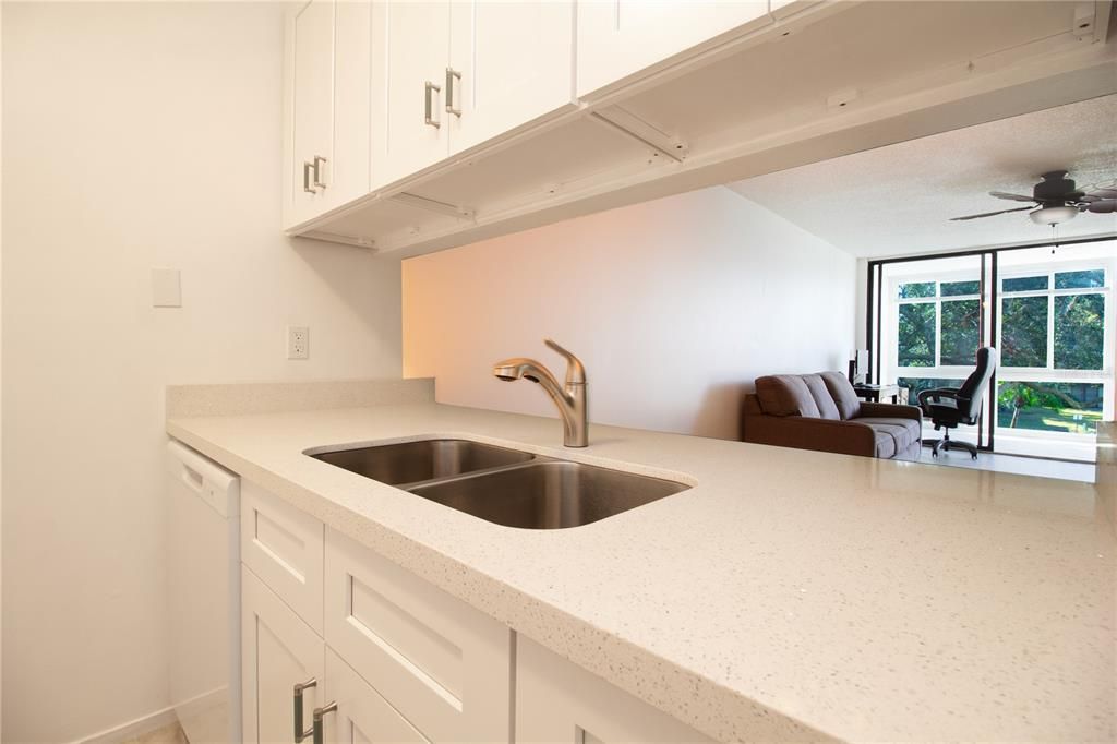 For Sale: $155,000 (1 beds, 1 baths, 660 Square Feet)