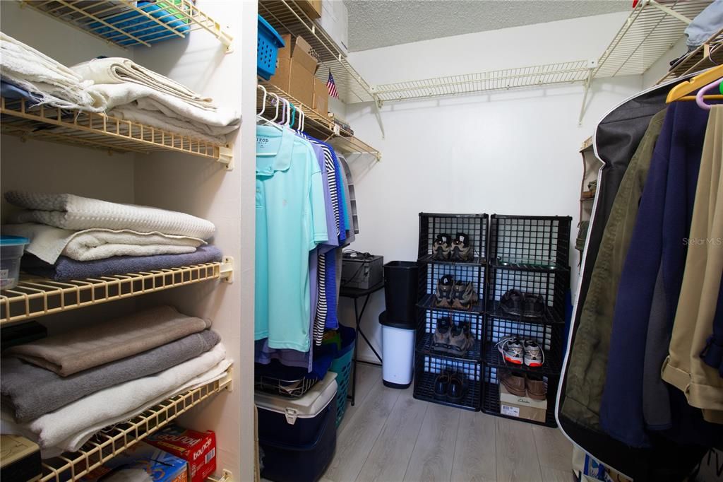 For Sale: $155,000 (1 beds, 1 baths, 660 Square Feet)