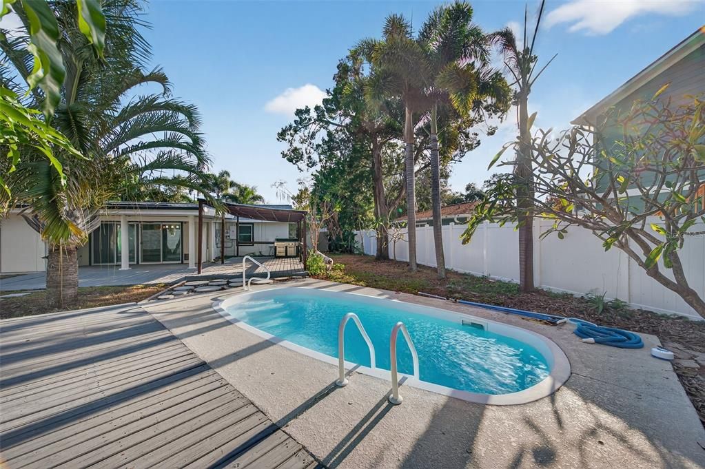 For Sale: $500,000 (4 beds, 2 baths, 1614 Square Feet)