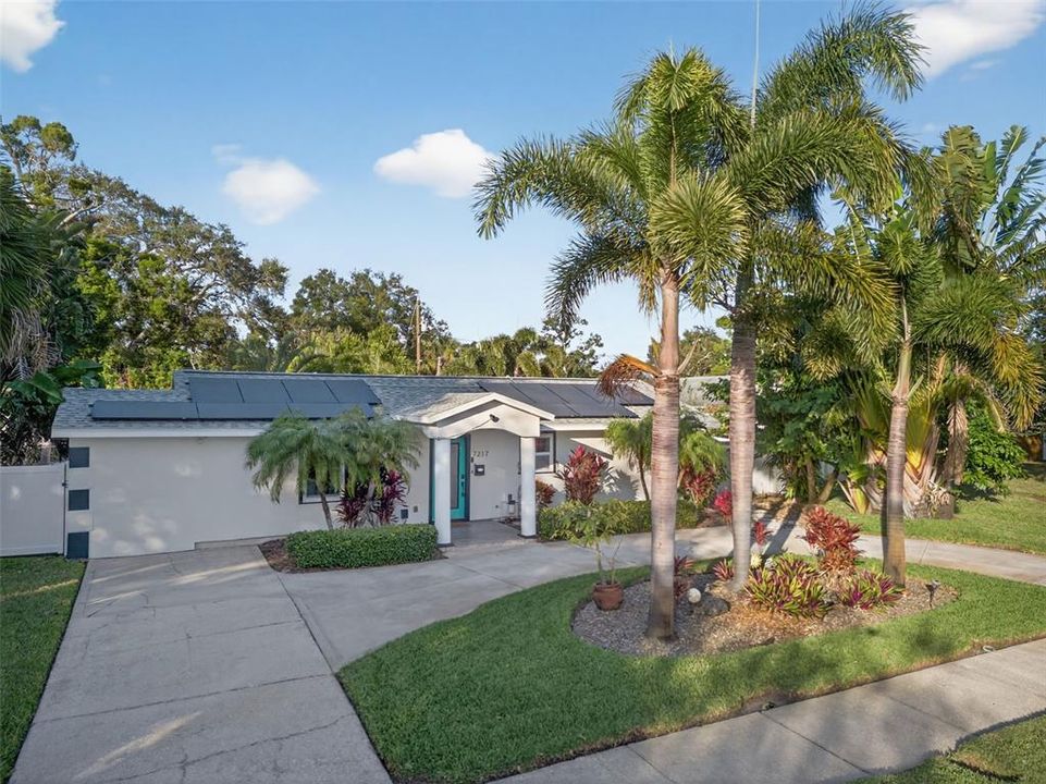 For Sale: $500,000 (4 beds, 2 baths, 1614 Square Feet)