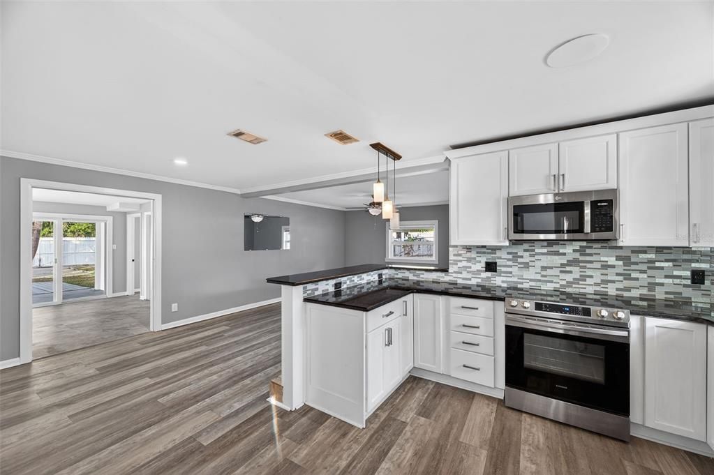 For Sale: $500,000 (4 beds, 2 baths, 1614 Square Feet)