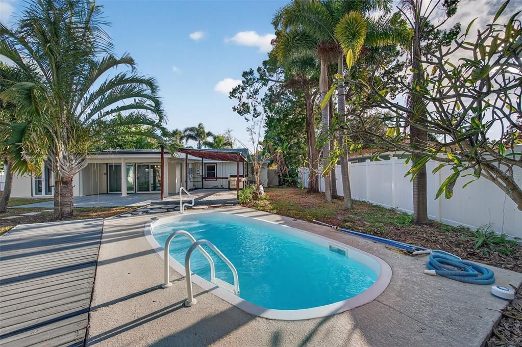 For Sale: $500,000 (4 beds, 2 baths, 1614 Square Feet)