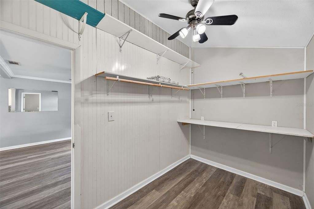 For Sale: $500,000 (4 beds, 2 baths, 1614 Square Feet)