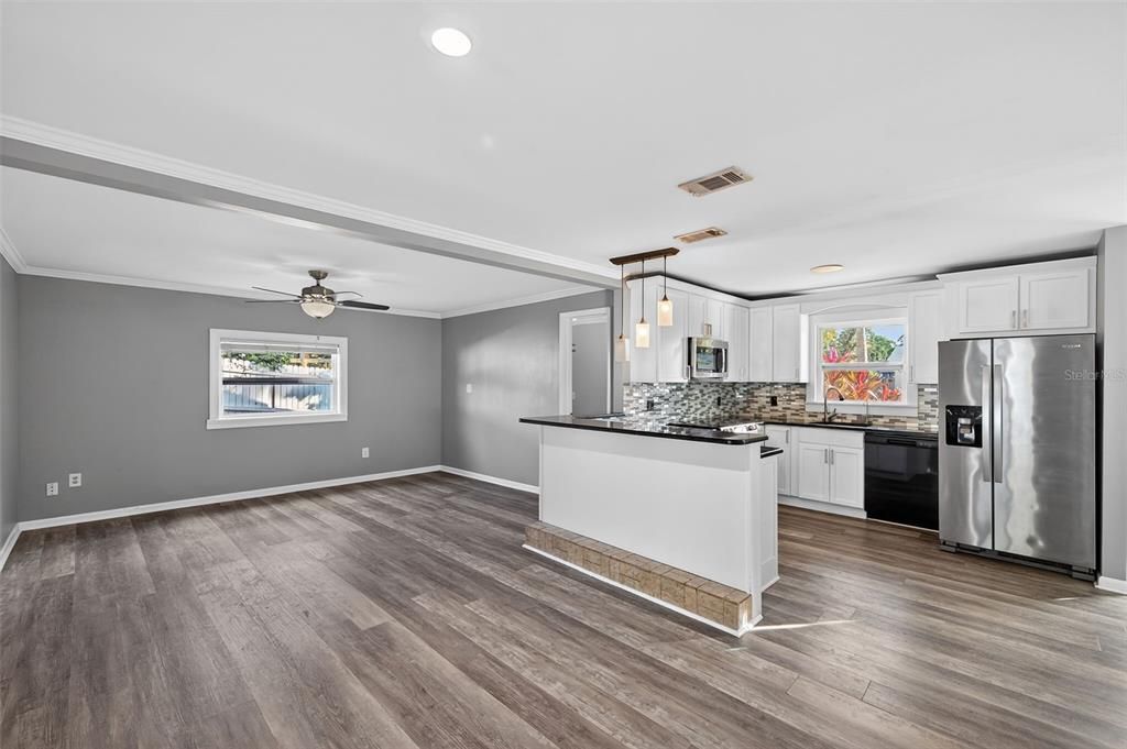 For Sale: $500,000 (4 beds, 2 baths, 1614 Square Feet)