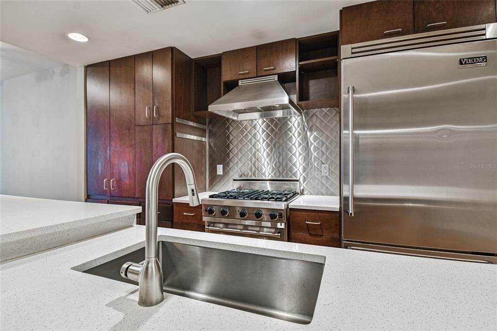 For Sale: $379,000 (2 beds, 1 baths, 1050 Square Feet)