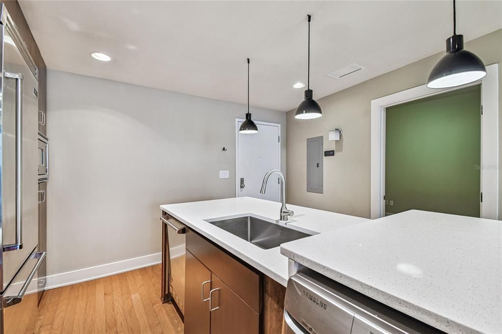 For Sale: $379,000 (2 beds, 1 baths, 1050 Square Feet)