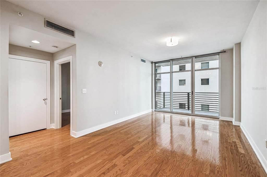 For Sale: $379,000 (2 beds, 1 baths, 1050 Square Feet)