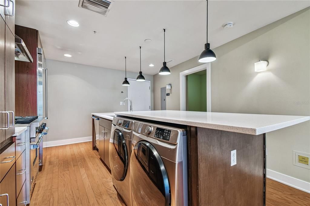 For Sale: $379,000 (2 beds, 1 baths, 1050 Square Feet)