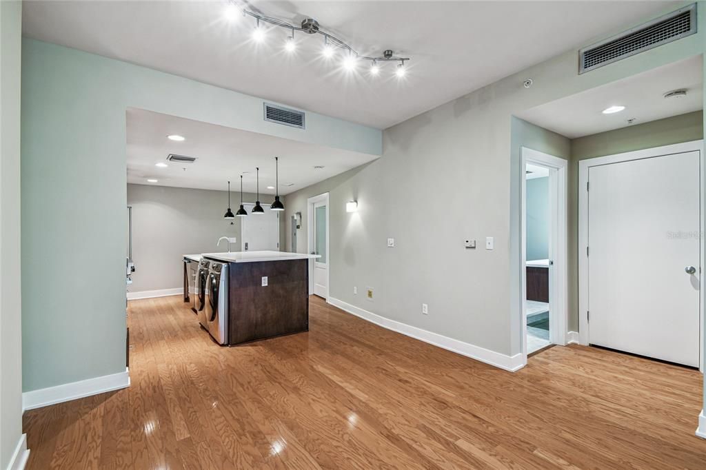 For Sale: $379,000 (2 beds, 1 baths, 1050 Square Feet)