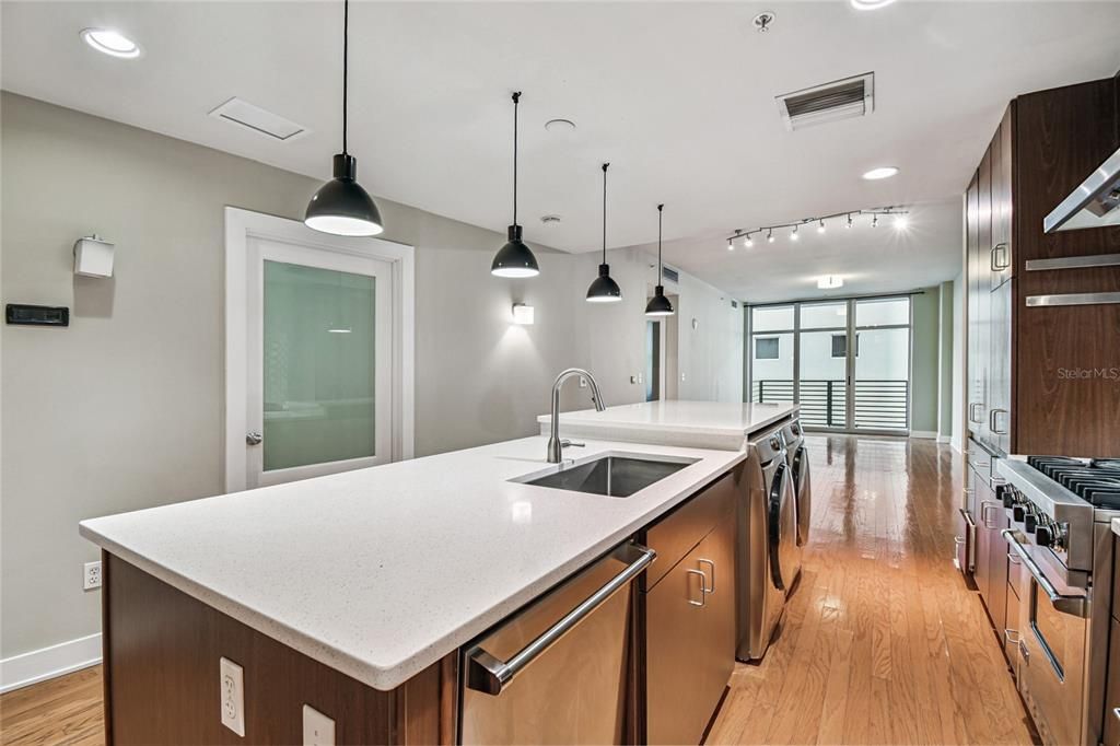 For Sale: $379,000 (2 beds, 1 baths, 1050 Square Feet)