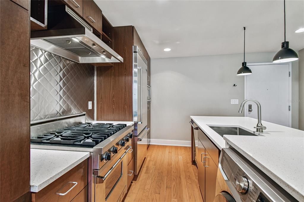 For Sale: $379,000 (2 beds, 1 baths, 1050 Square Feet)