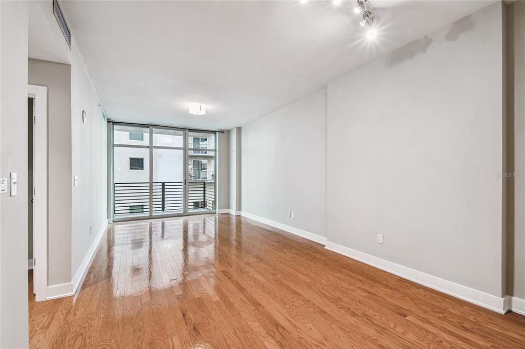 For Sale: $379,000 (2 beds, 1 baths, 1050 Square Feet)