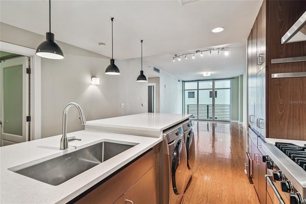 For Sale: $379,000 (2 beds, 1 baths, 1050 Square Feet)