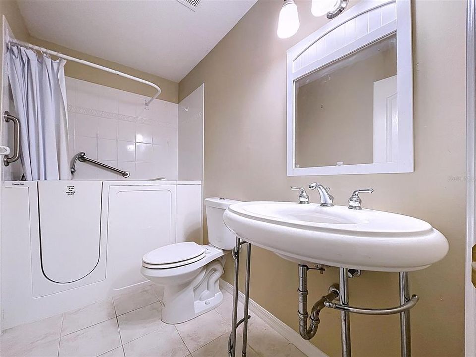 For Sale: $265,000 (2 beds, 2 baths, 1642 Square Feet)