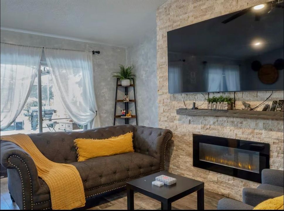 For Rent: $2,850 (4 beds, 2 baths, 2037 Square Feet)