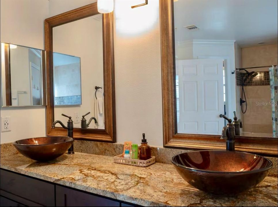 For Rent: $2,850 (4 beds, 2 baths, 2037 Square Feet)