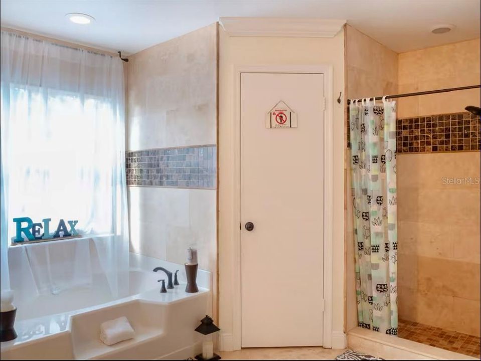 For Rent: $2,850 (4 beds, 2 baths, 2037 Square Feet)