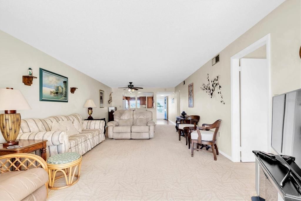 待售: $295,000 (2 贝兹, 2 浴室, 1350 平方英尺)