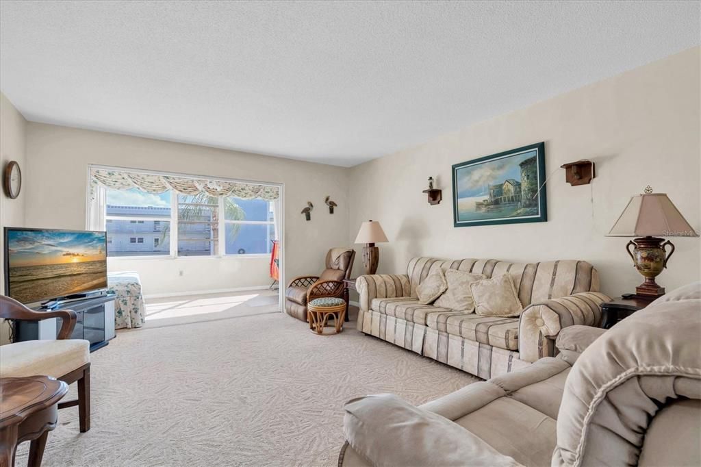 待售: $295,000 (2 贝兹, 2 浴室, 1350 平方英尺)