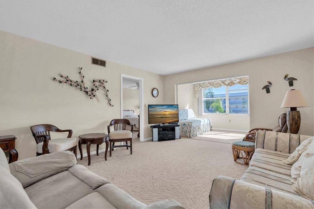 待售: $295,000 (2 贝兹, 2 浴室, 1350 平方英尺)