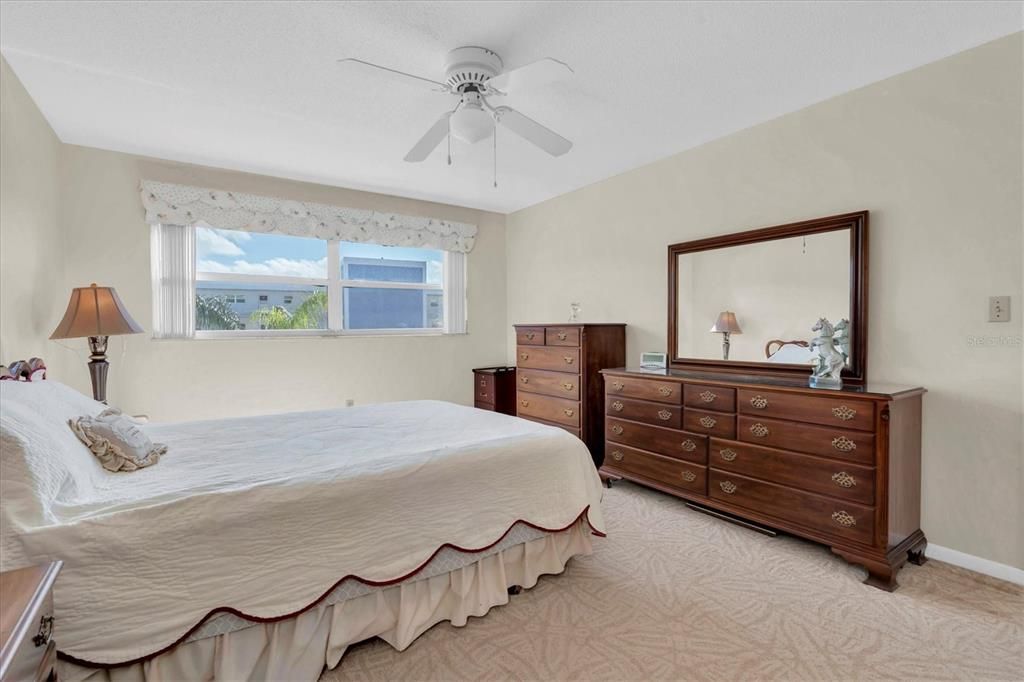 待售: $295,000 (2 贝兹, 2 浴室, 1350 平方英尺)