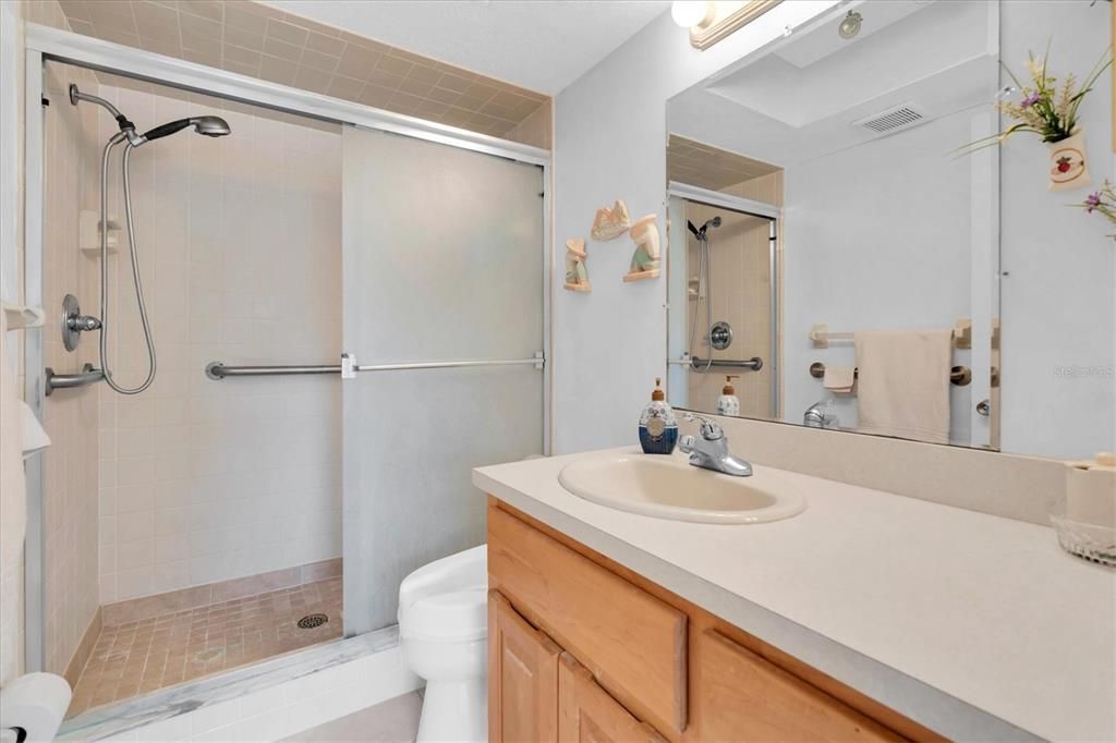 待售: $295,000 (2 贝兹, 2 浴室, 1350 平方英尺)