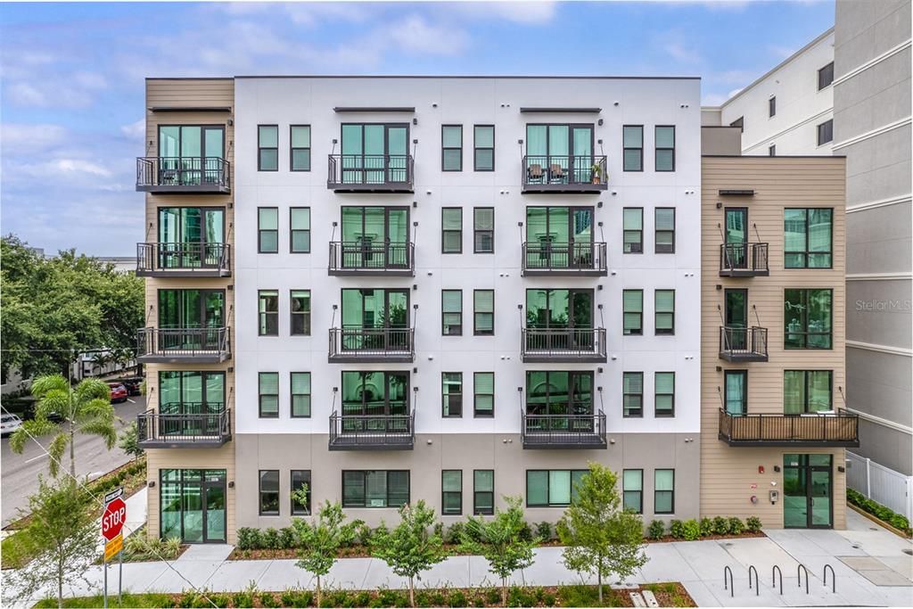 For Rent: $2,250 (1 beds, 1 baths, 740 Square Feet)