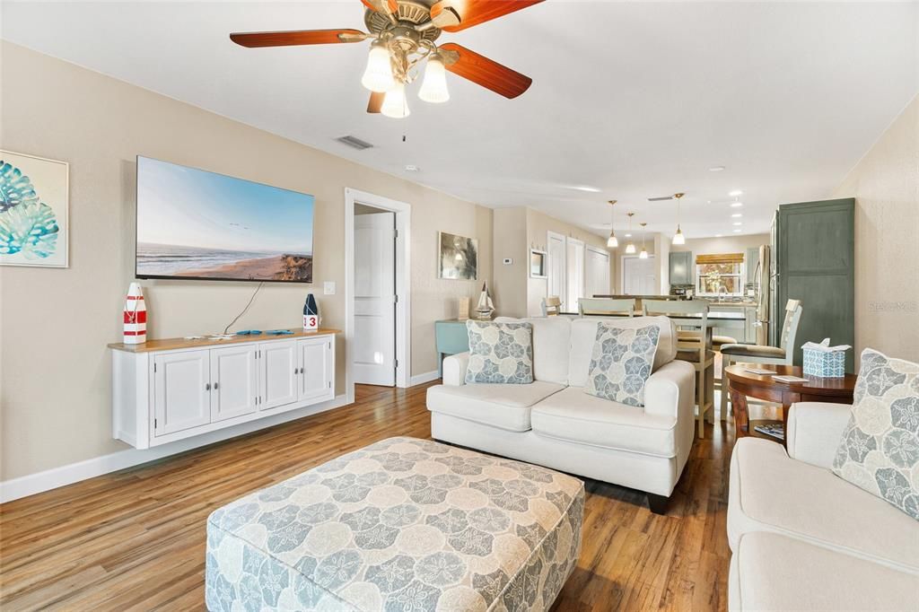 На продажу: $1,095,000 (4 спален, 0 ванн, 2204 Квадратных фут)