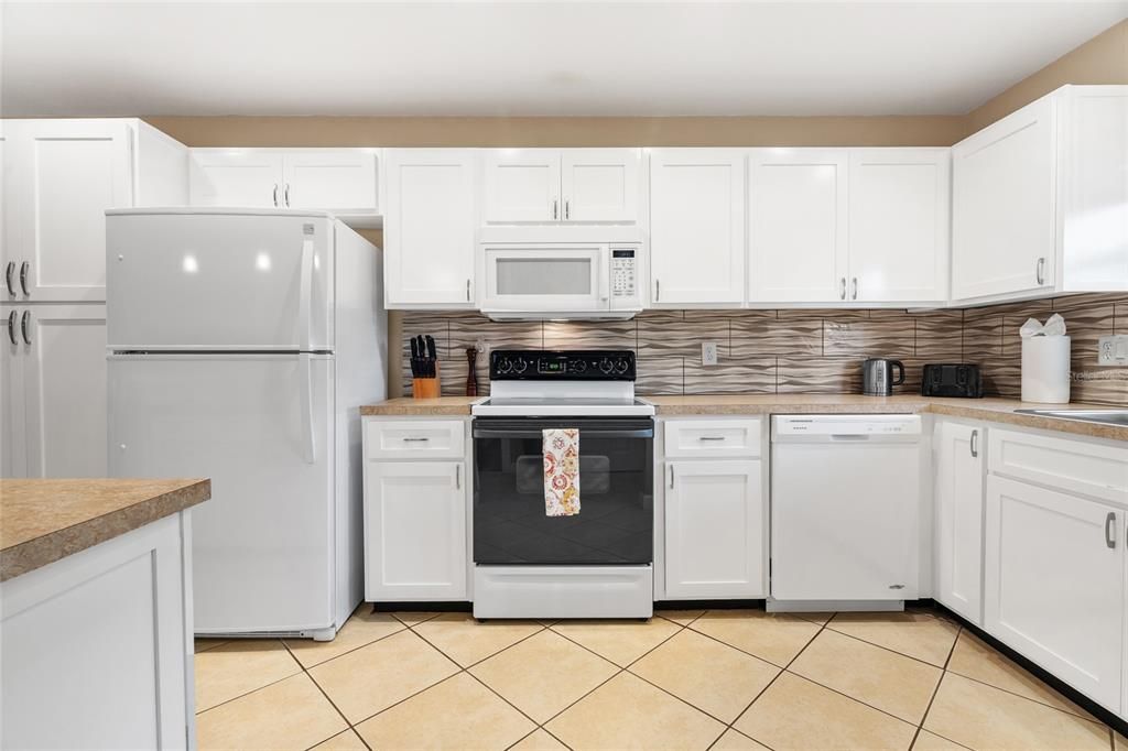 На продажу: $1,095,000 (4 спален, 0 ванн, 2204 Квадратных фут)