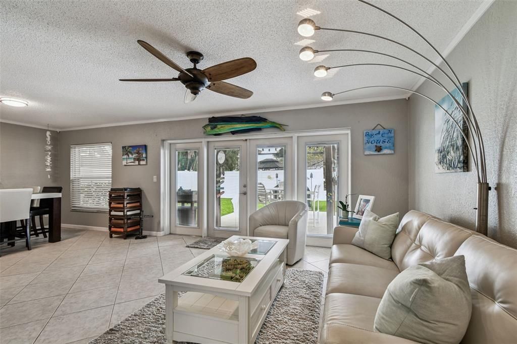 На продажу: $449,900 (3 спален, 2 ванн, 1214 Квадратных фут)