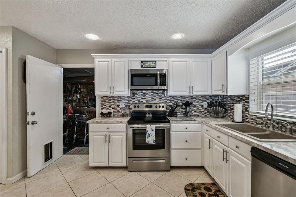 На продажу: $449,900 (3 спален, 2 ванн, 1214 Квадратных фут)