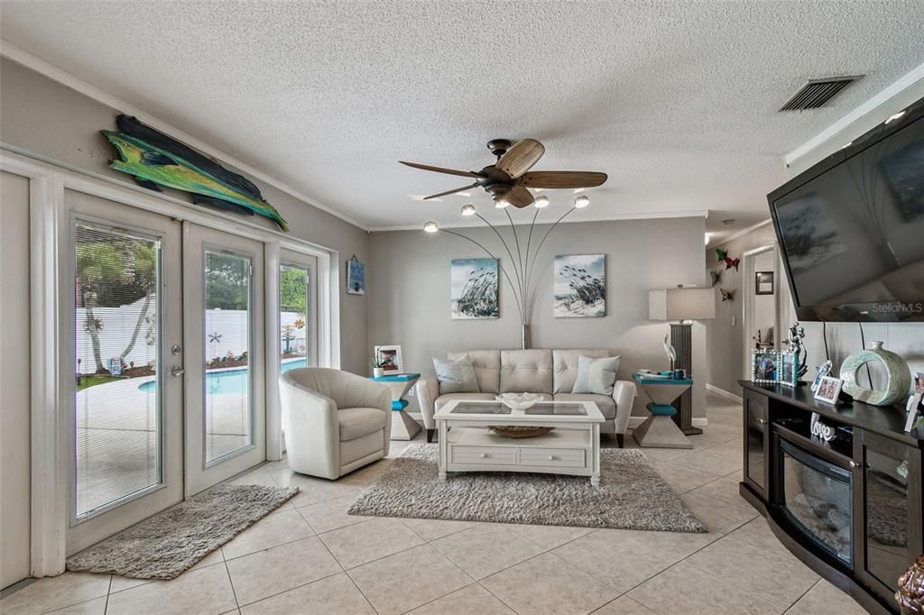 На продажу: $449,900 (3 спален, 2 ванн, 1214 Квадратных фут)