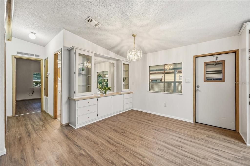 For Sale: $154,900 (2 beds, 2 baths, 1208 Square Feet)